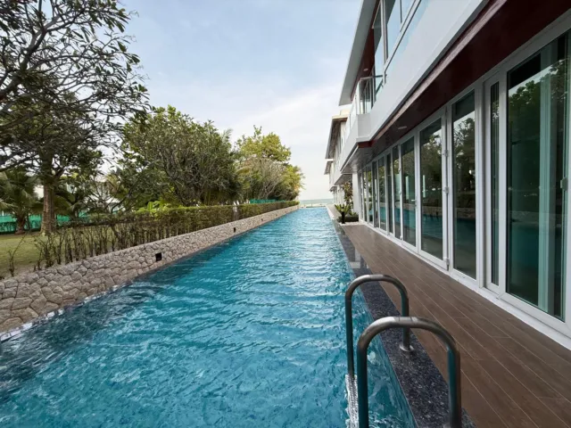 3 bed Luxury Beachfront Condo with pool access — photo 12